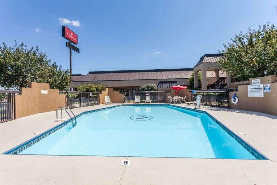 Swimming pool [outdoor]