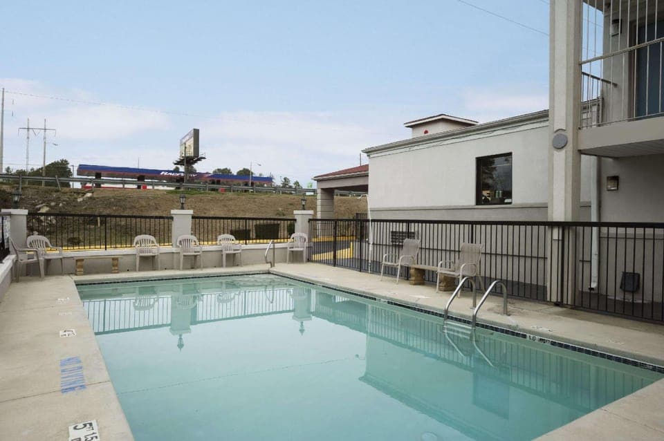 Swimming pool [outdoor]