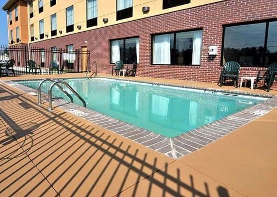 Swimming pool [outdoor]