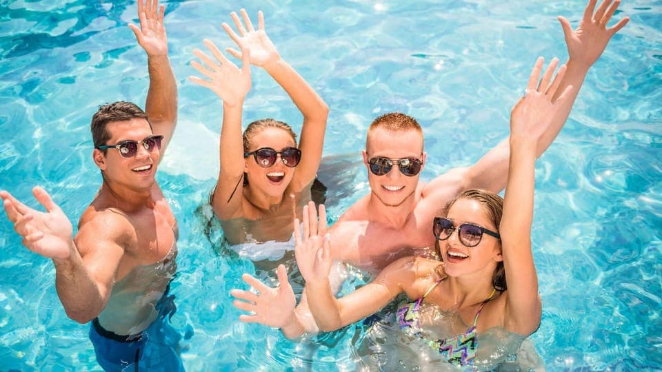 Swimming pool [outdoor]