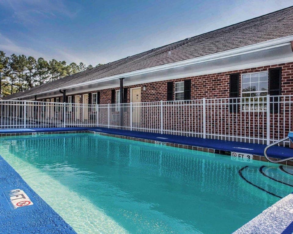Swimming pool [outdoor]