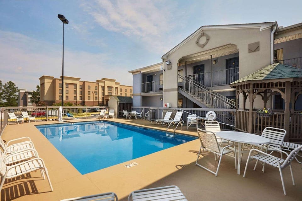 Swimming pool [outdoor]