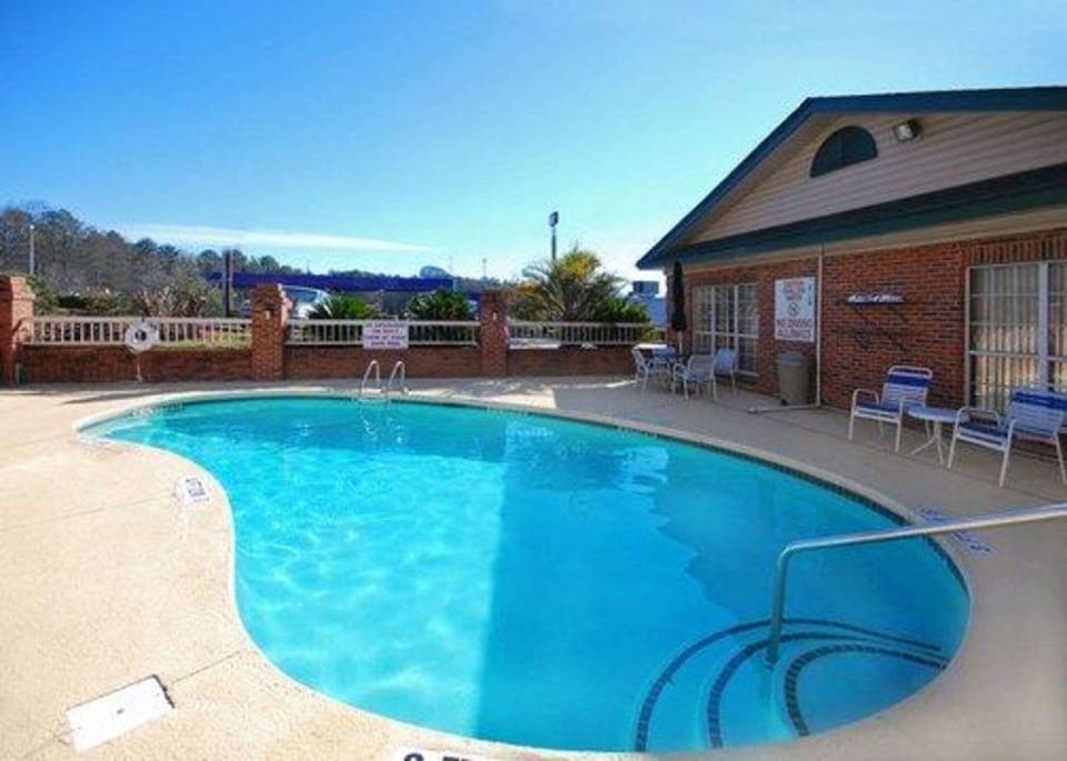 Swimming pool [outdoor]