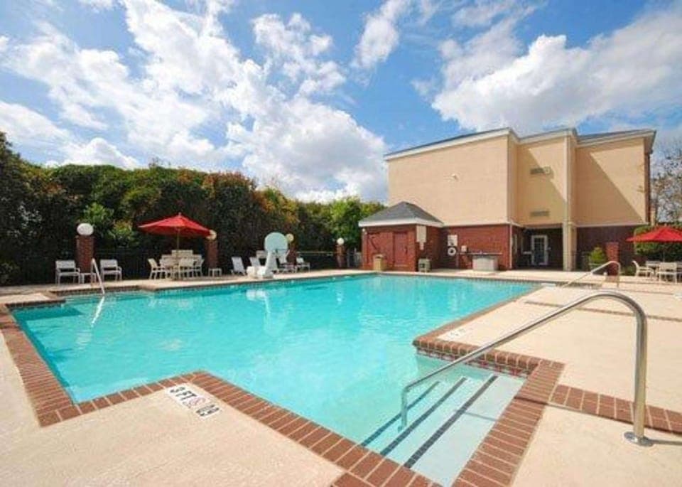 Swimming pool [outdoor]