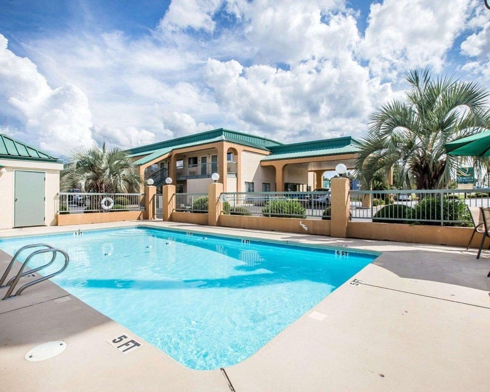 Swimming pool [outdoor]