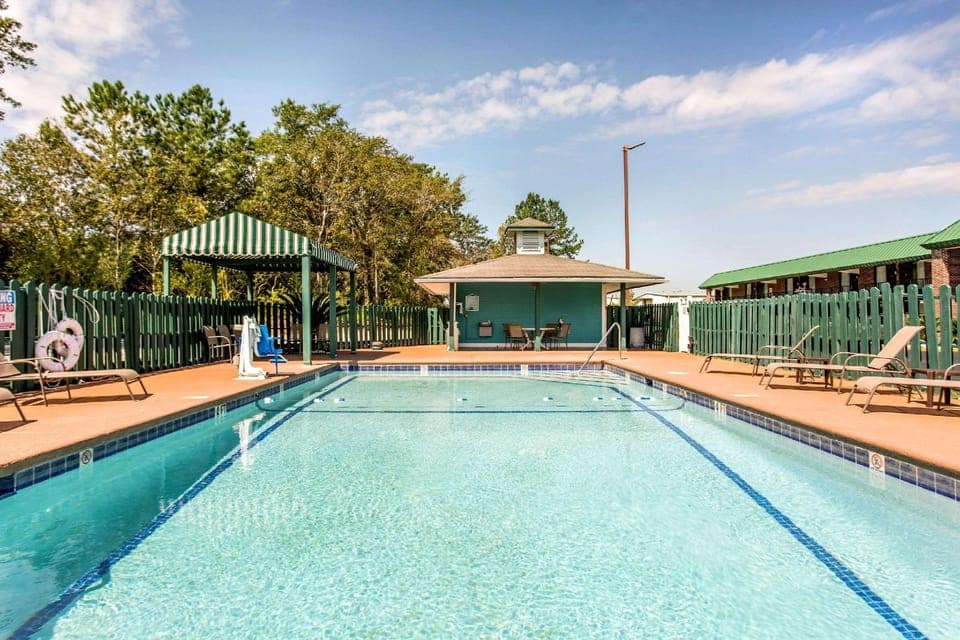 Swimming pool [outdoor]