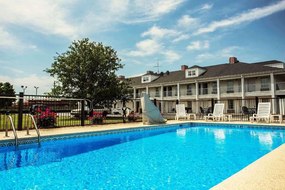 Swimming pool [outdoor]