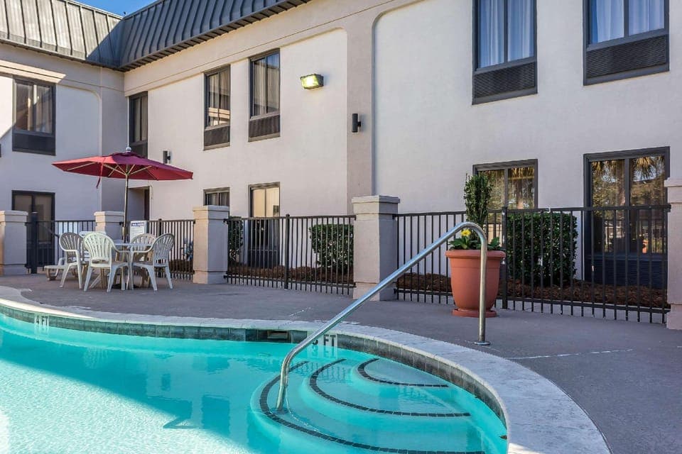 Swimming pool [outdoor]