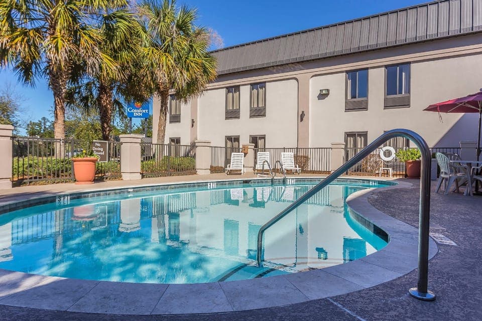 Swimming pool [outdoor]