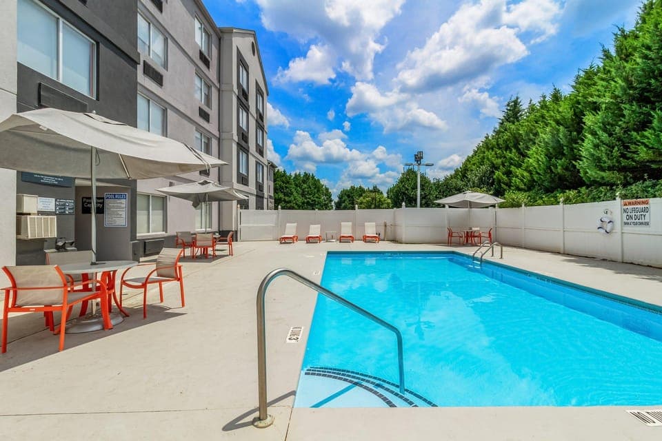 Swimming pool