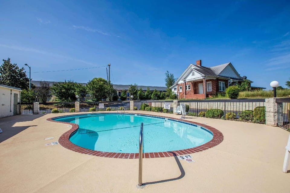 Swimming pool [outdoor]
