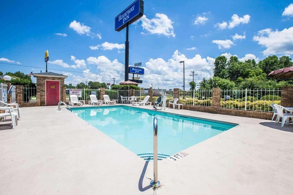Swimming pool [outdoor]