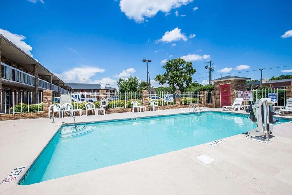 Swimming pool [outdoor]