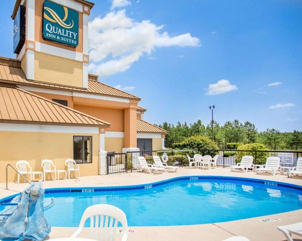 Swimming pool [outdoor]