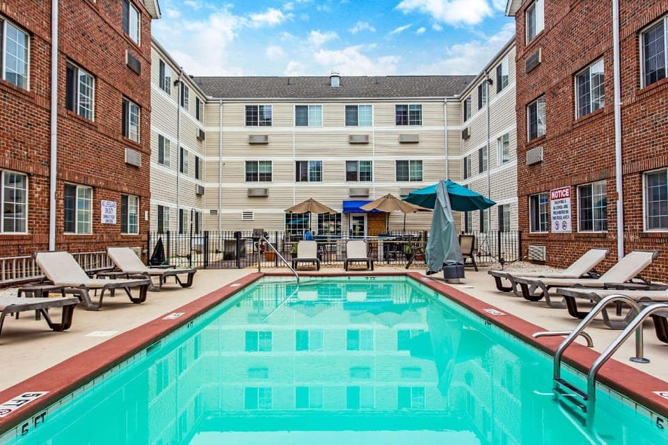 Swimming pool [outdoor]