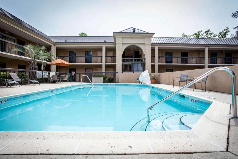 Swimming pool [outdoor]