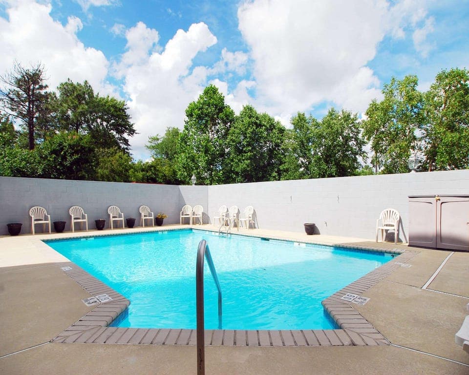 Swimming pool [outdoor]