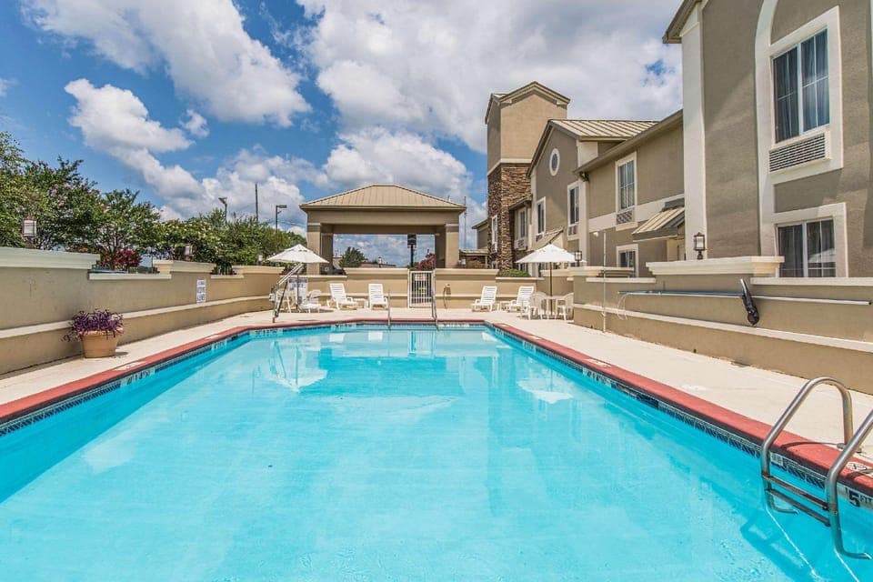 Swimming pool [outdoor]