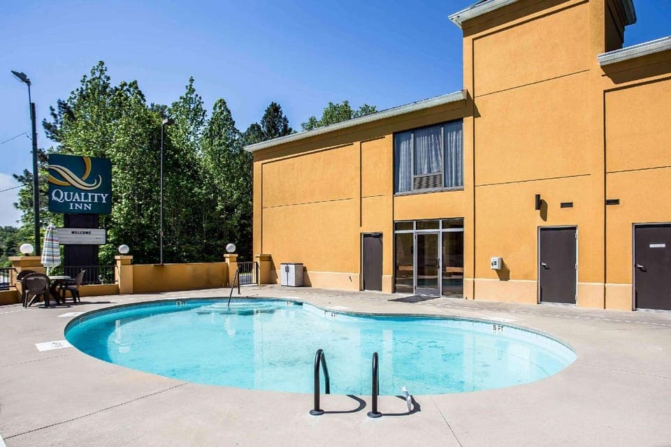 Swimming pool [outdoor]
