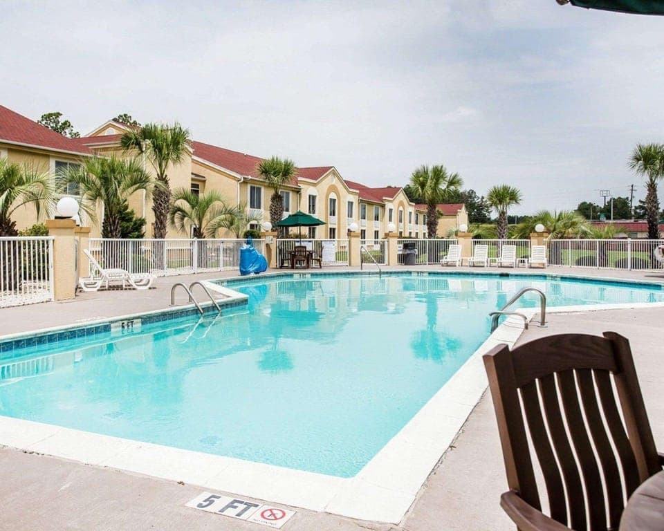 Swimming pool [outdoor]