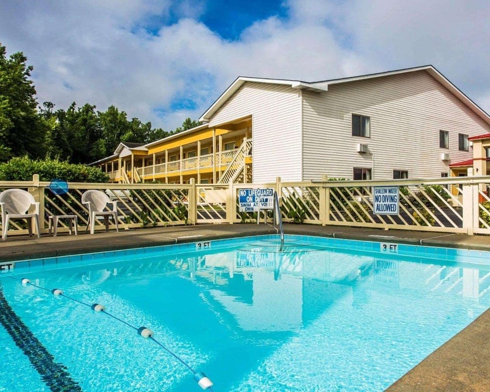 Swimming pool [outdoor]
