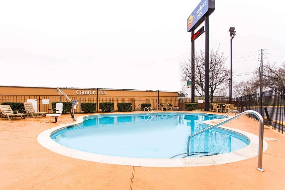 Swimming pool [outdoor]