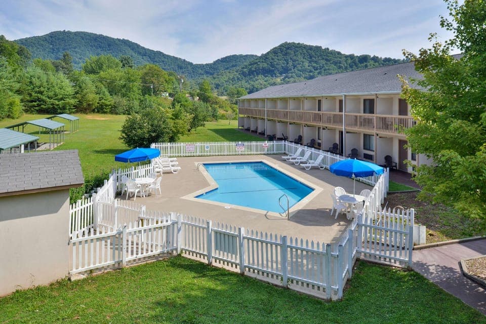 Swimming pool [outdoor]
