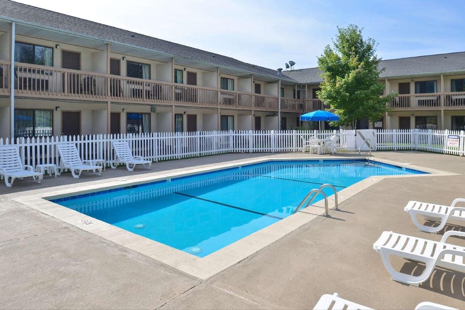 Swimming pool [outdoor]