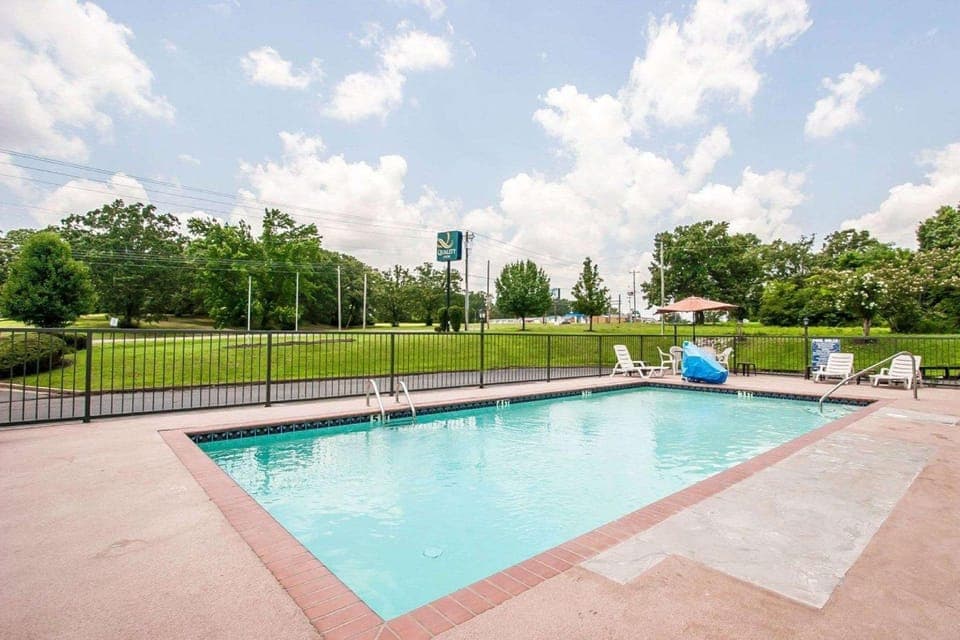 Swimming pool [outdoor]