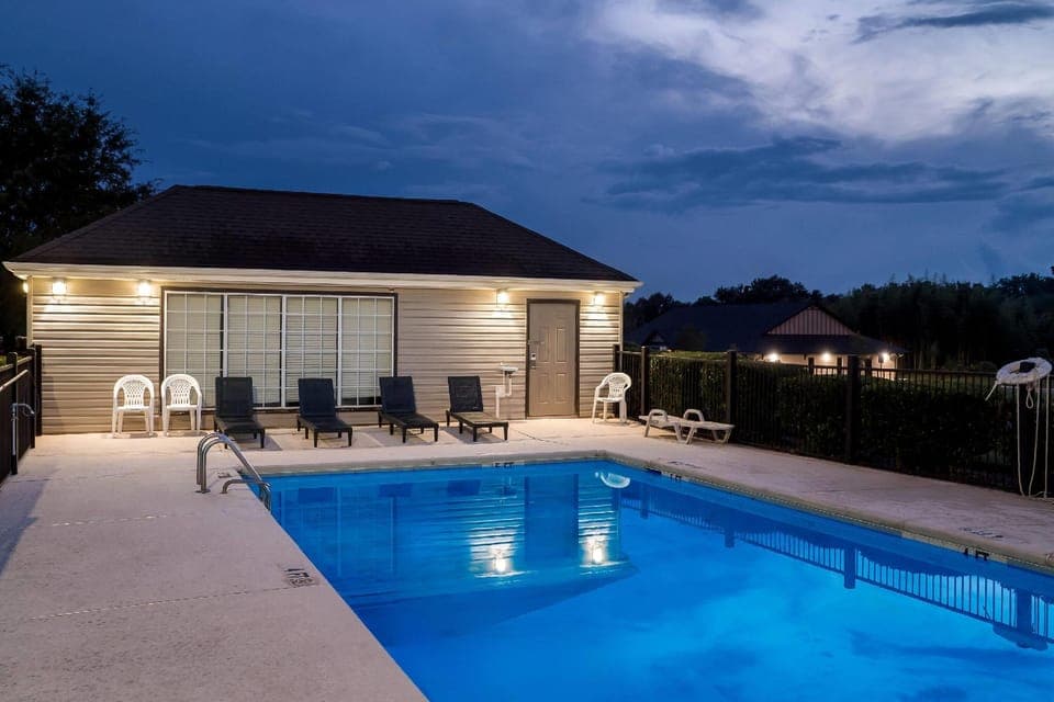 Swimming pool
