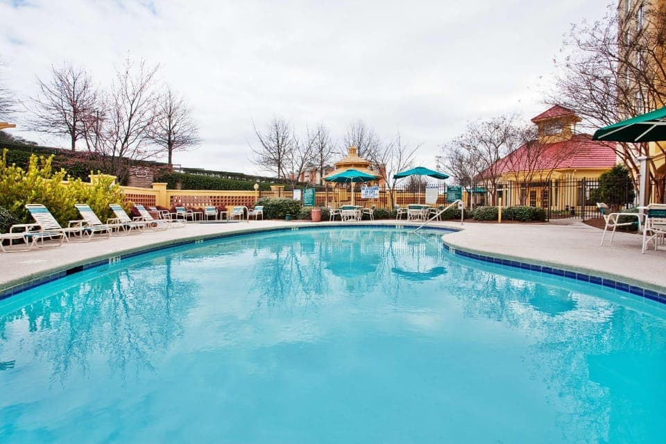 Swimming pool [outdoor]