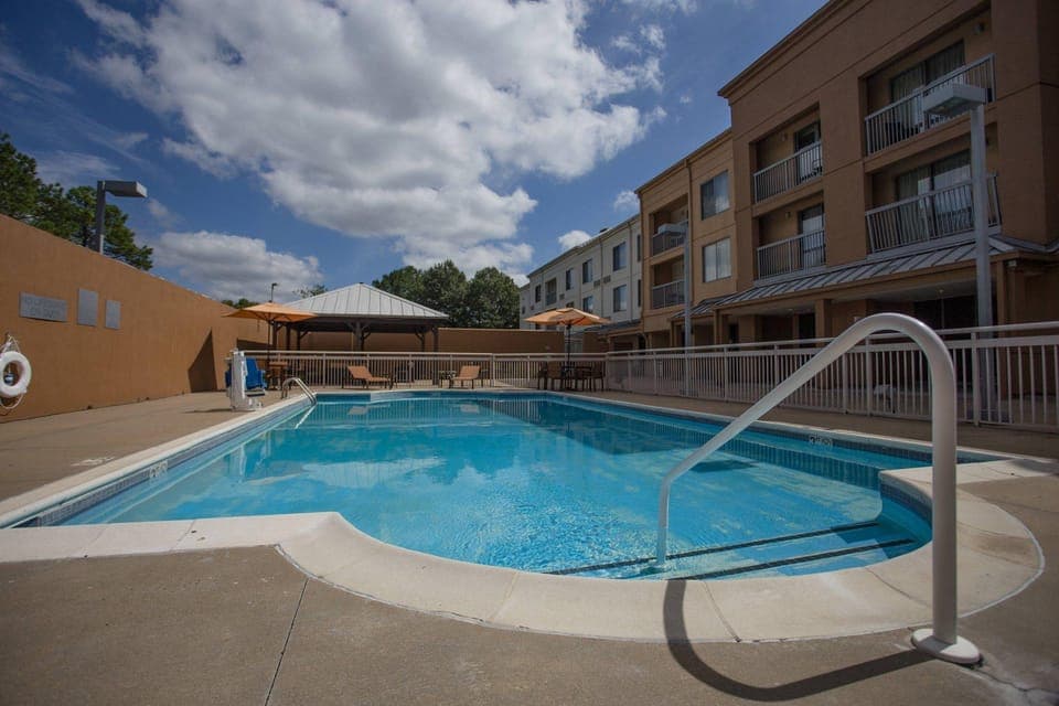 Swimming pool [outdoor]