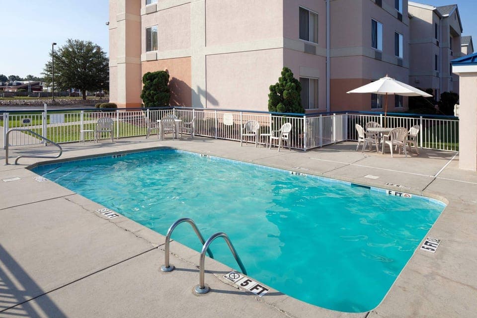 Swimming pool [outdoor]