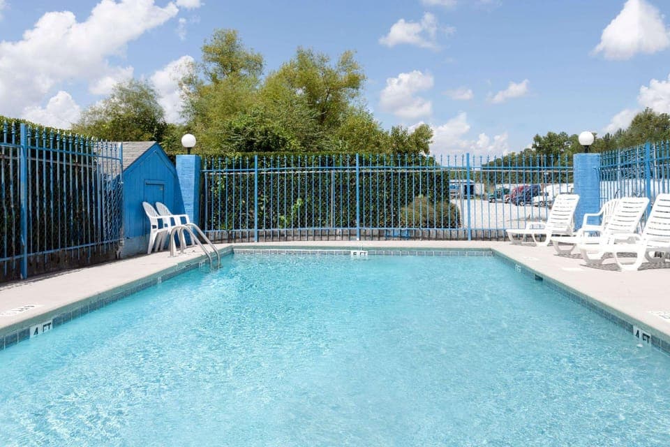 Swimming pool [outdoor]