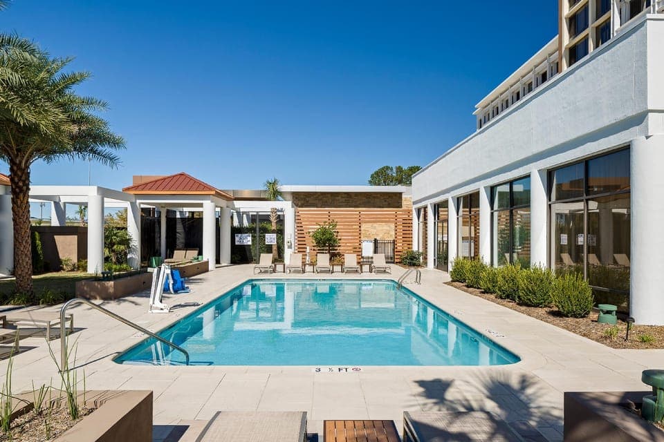 Swimming pool [outdoor]