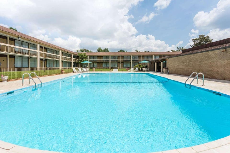 Swimming pool [outdoor]