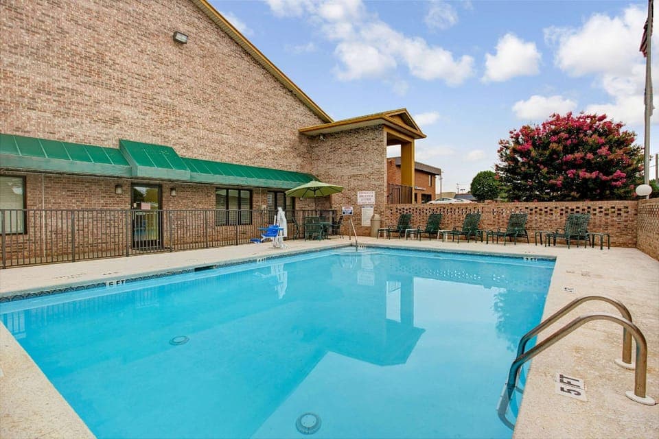Swimming pool [outdoor]