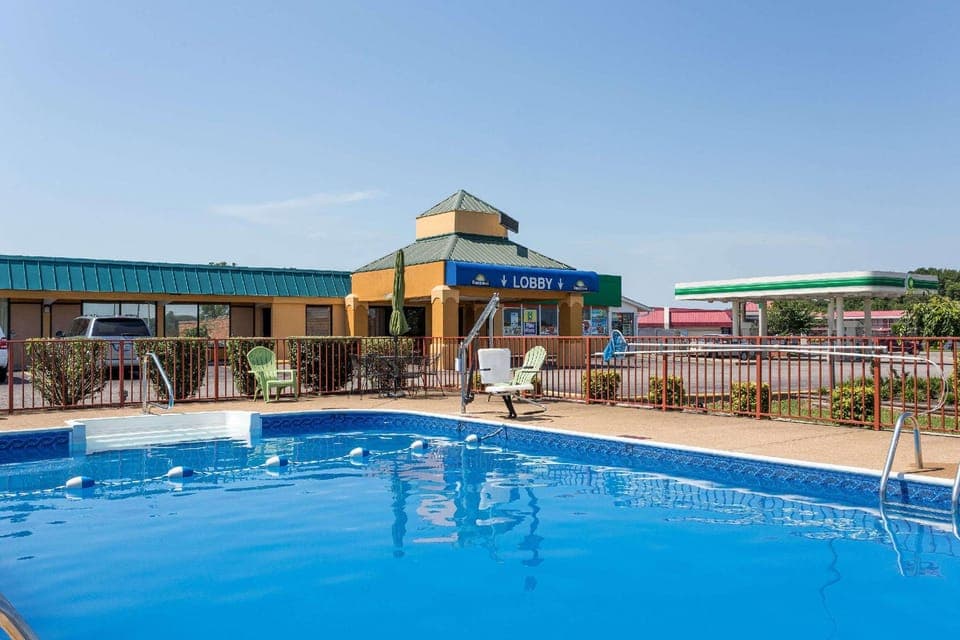 Swimming pool [outdoor]