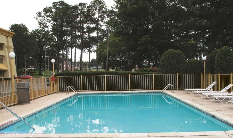 Swimming pool [outdoor]