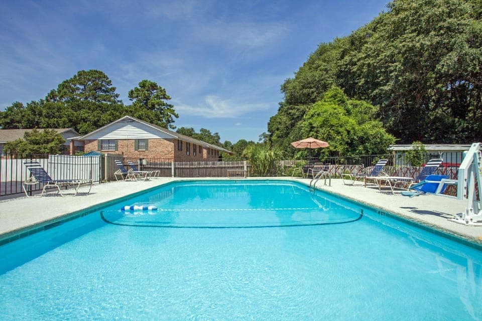 Swimming pool [outdoor]