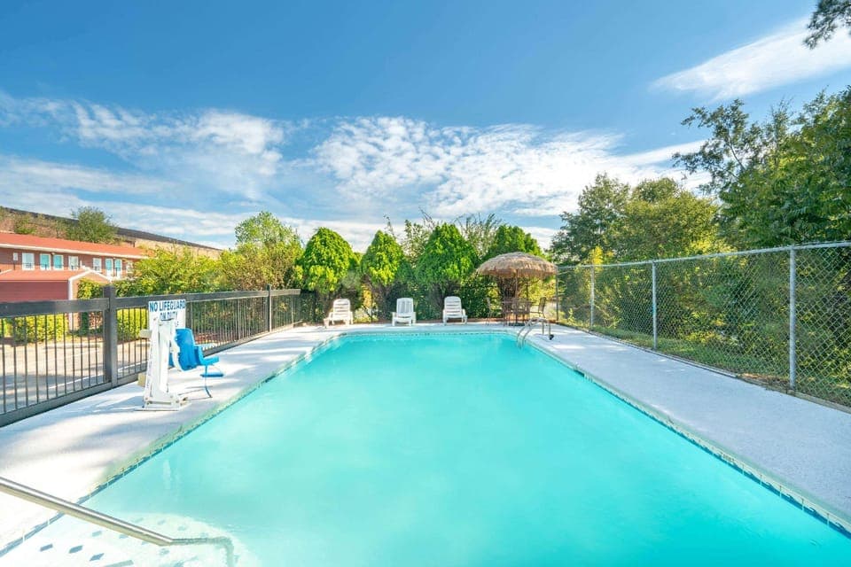 Swimming pool [outdoor]