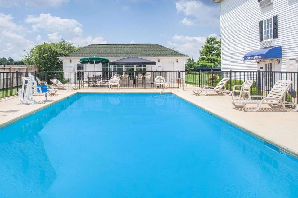Swimming pool [outdoor]
