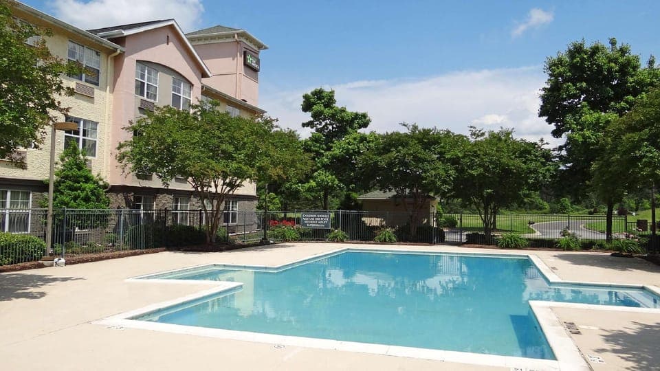 Swimming pool [outdoor]
