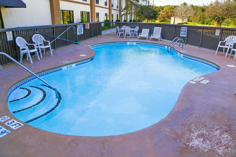 Swimming pool [outdoor]