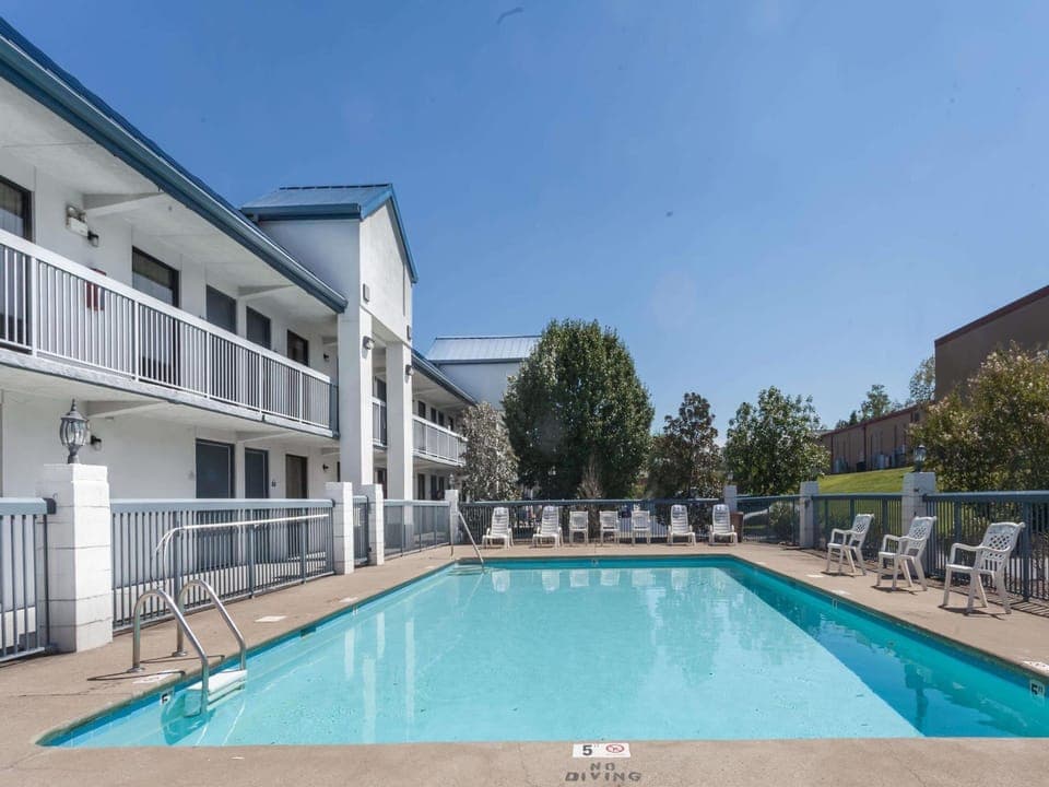 Swimming pool [outdoor]