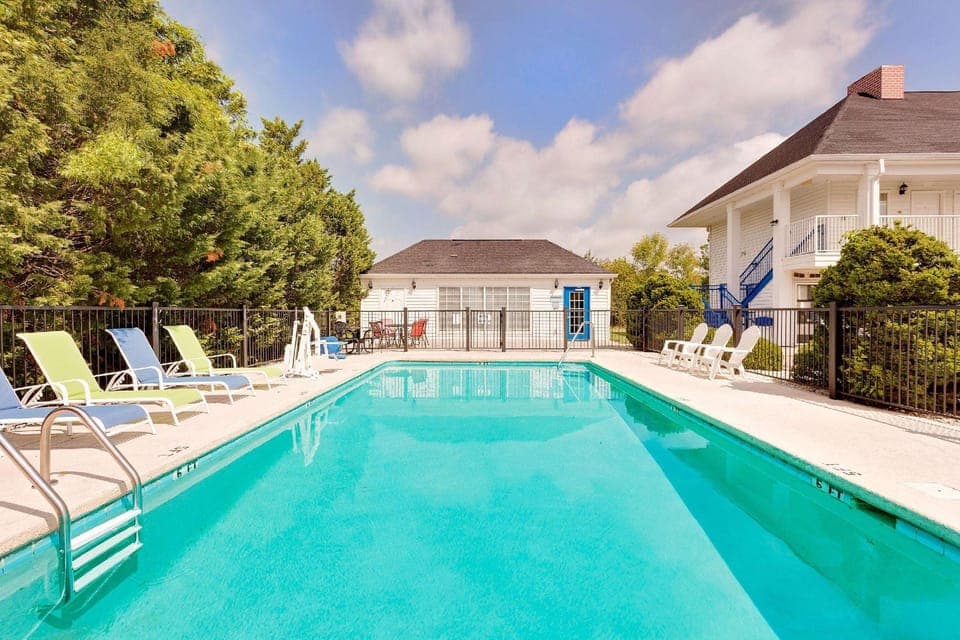 Swimming pool [outdoor]