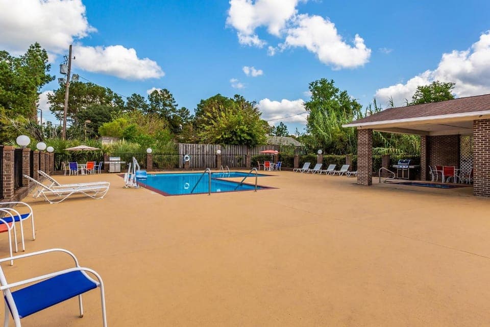 Swimming pool
