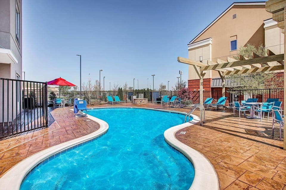 Swimming pool [outdoor]