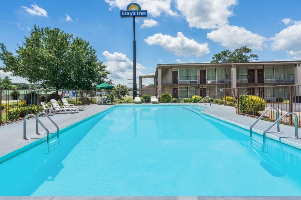 Swimming pool [outdoor]