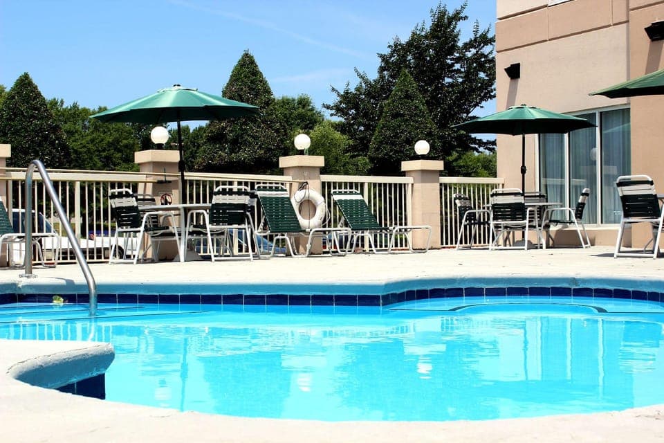 Swimming pool [outdoor]